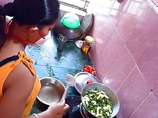 Hot Mummy In During Cooking Hot Mom Perceiving Big Pissing Prature