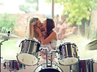 Pornpros - Man Gets To Rock Out With His Woo Out On Two Beautiful Ladies