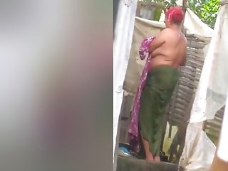 Today Off The Hook- Desi Aunty Out Door Bathing Part 1